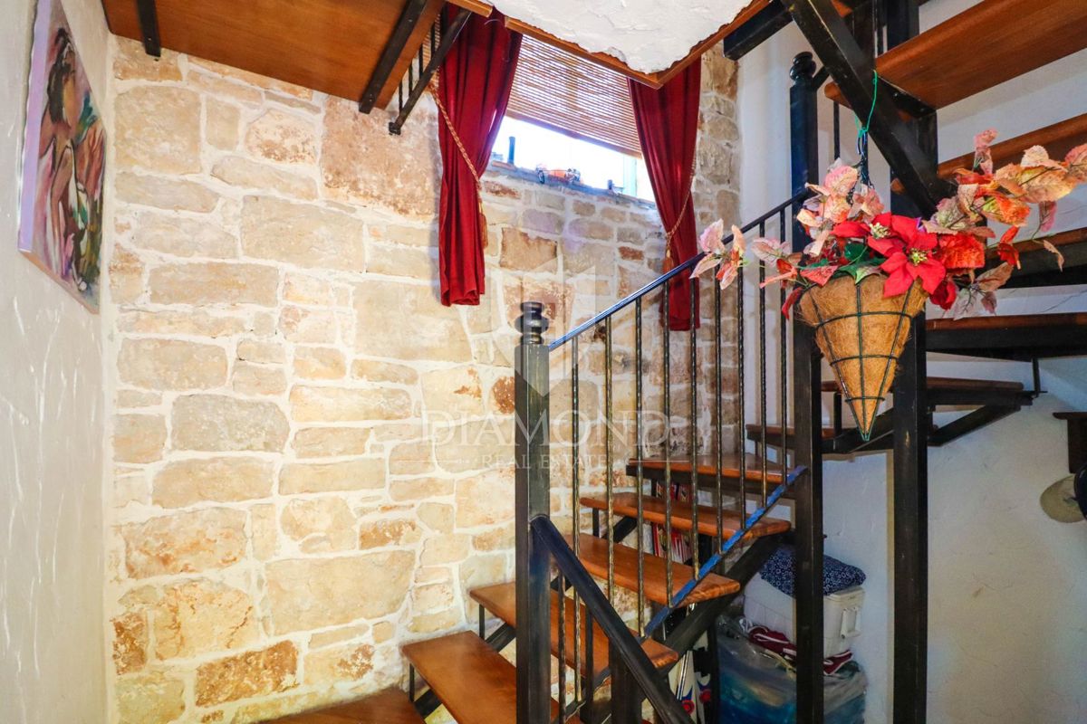Poreč, okolica, idilična avtohtona kamnita hiša z bazenom!