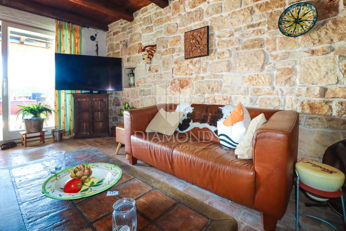Poreč, okolica, idilična avtohtona kamnita hiša z bazenom!