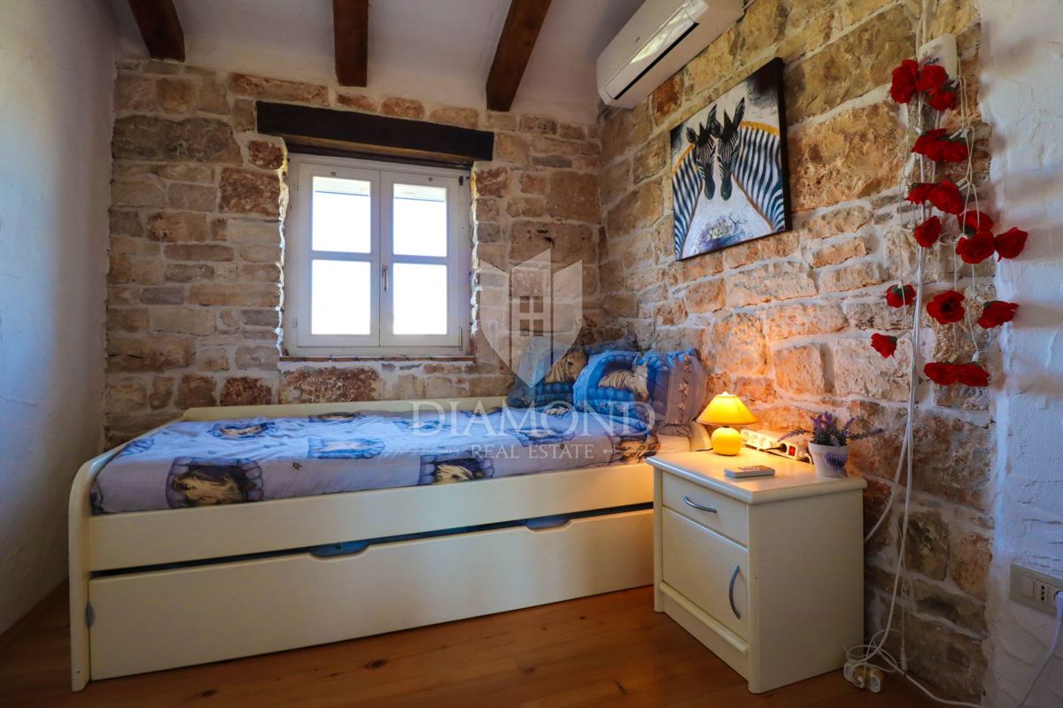 Poreč, okolica, idilična avtohtona kamnita hiša z bazenom!