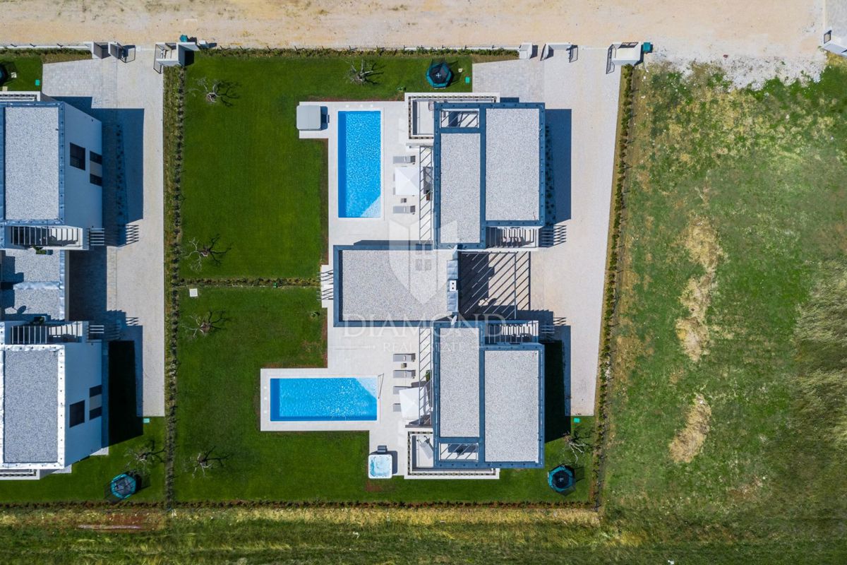 Brtonigla, čudovita vila z bazenom na robu vasi