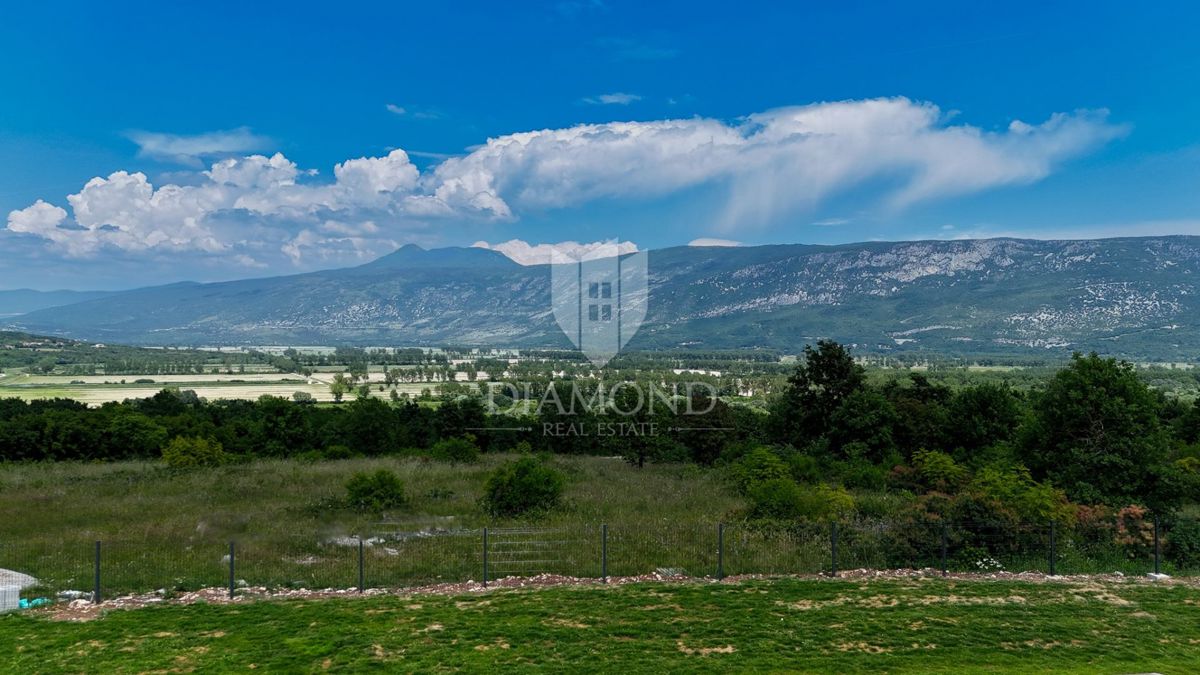Labin, okolica, lepa Vila s pogledom na gore