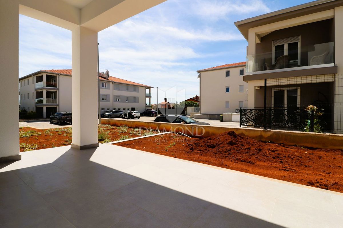 Poreč, okolica, štirisobno stanovanje v pritličju z vrtom