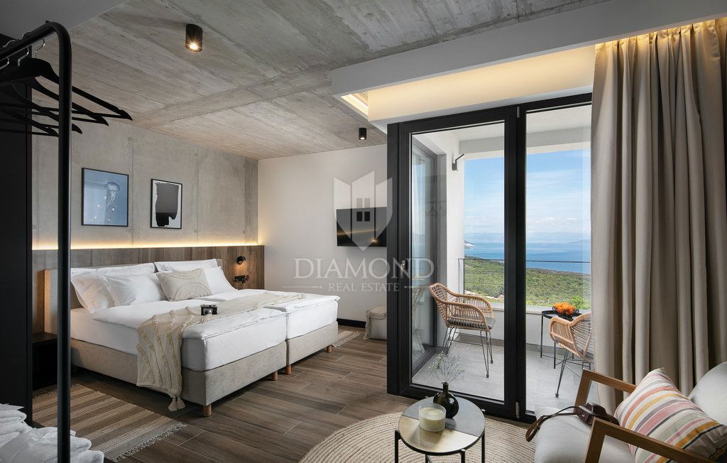 EDINSTVENA VILLA S PANORAMSKIM POGLEDOM NA MORJE