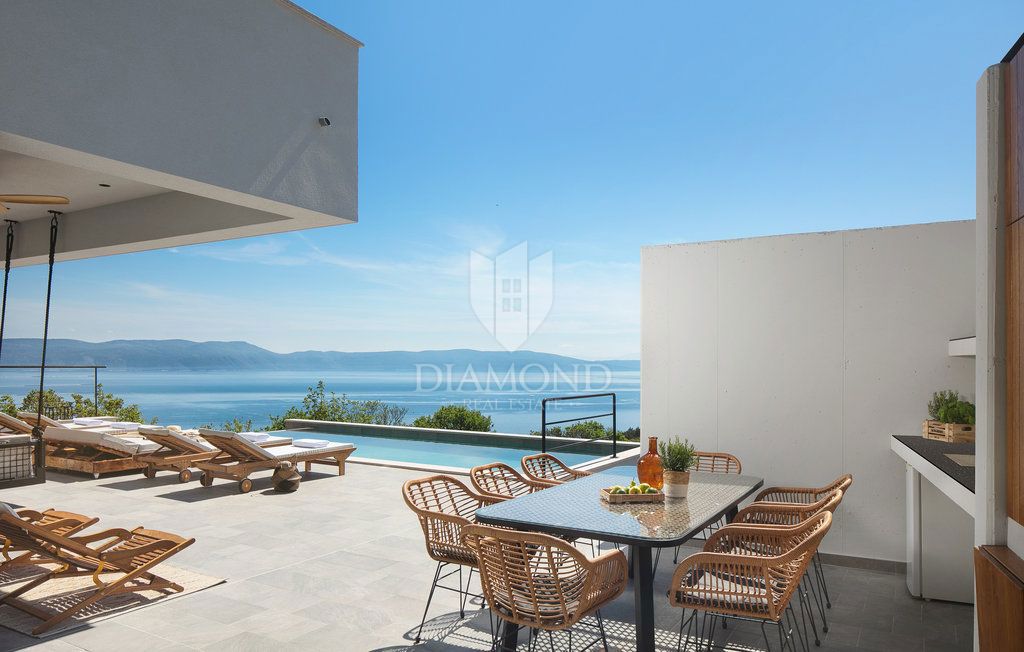 EDINSTVENA VILLA S PANORAMSKIM POGLEDOM NA MORJE