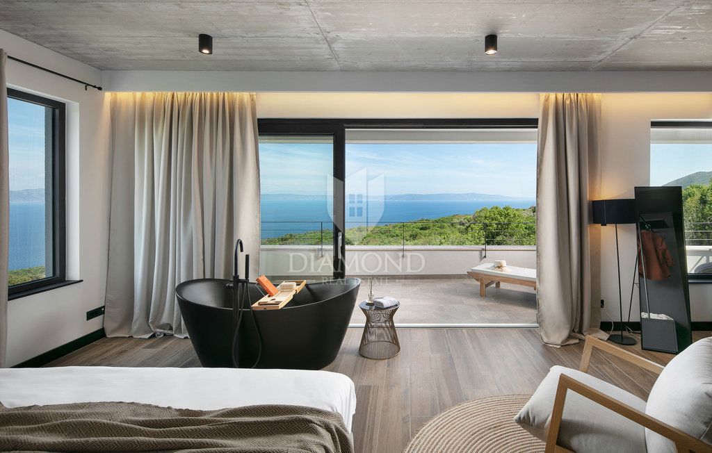 EDINSTVENA VILLA S PANORAMSKIM POGLEDOM NA MORJE