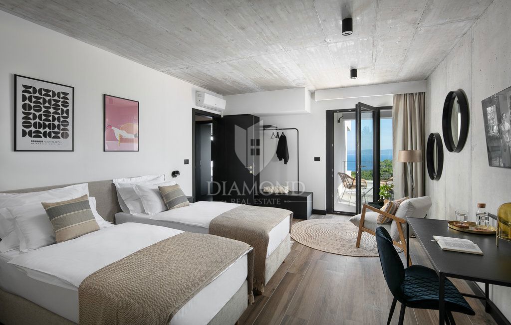 EDINSTVENA VILLA S PANORAMSKIM POGLEDOM NA MORJE