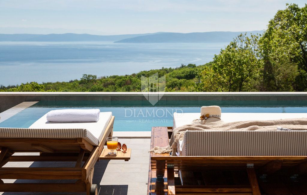 EDINSTVENA VILLA S PANORAMSKIM POGLEDOM NA MORJE