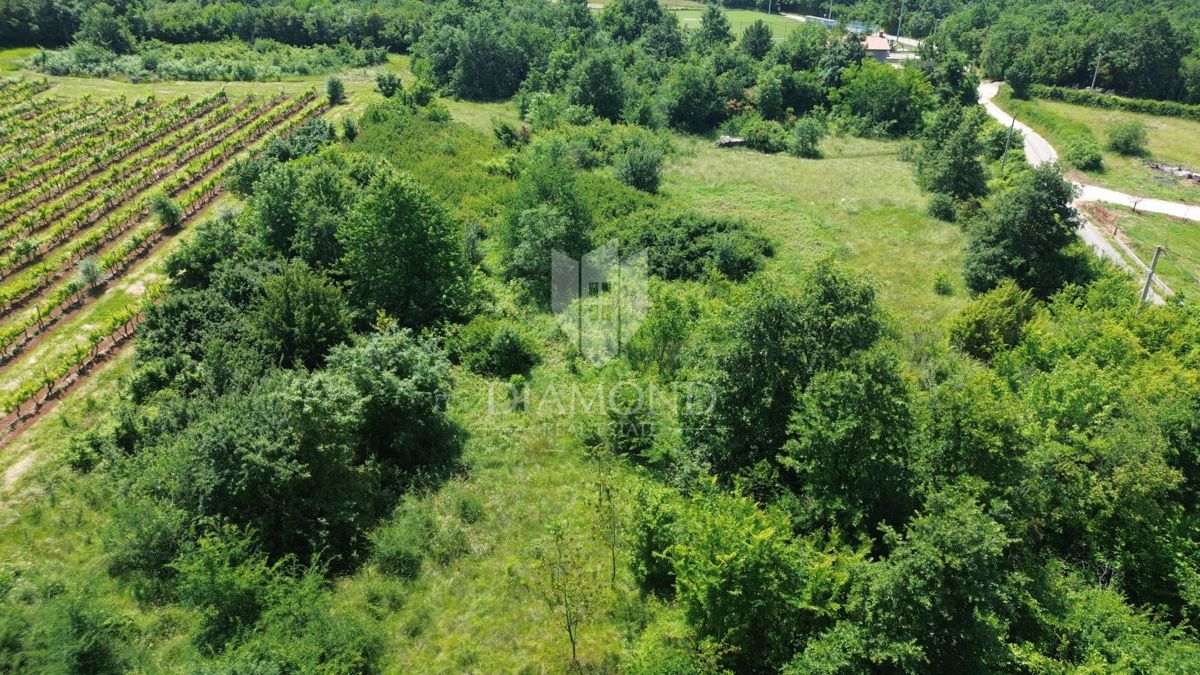 Velika gradbena parcela v bližini Labina