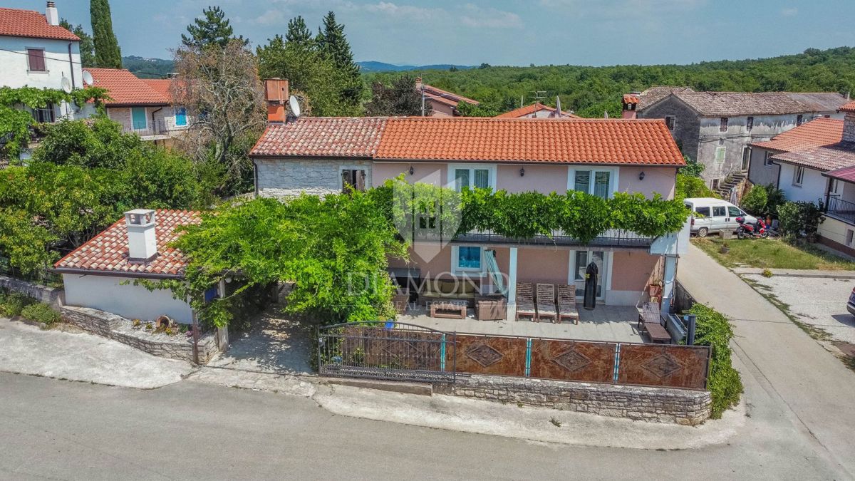 Buje, okolica, hiša z dvema stanovanjskima enotama in bazenom