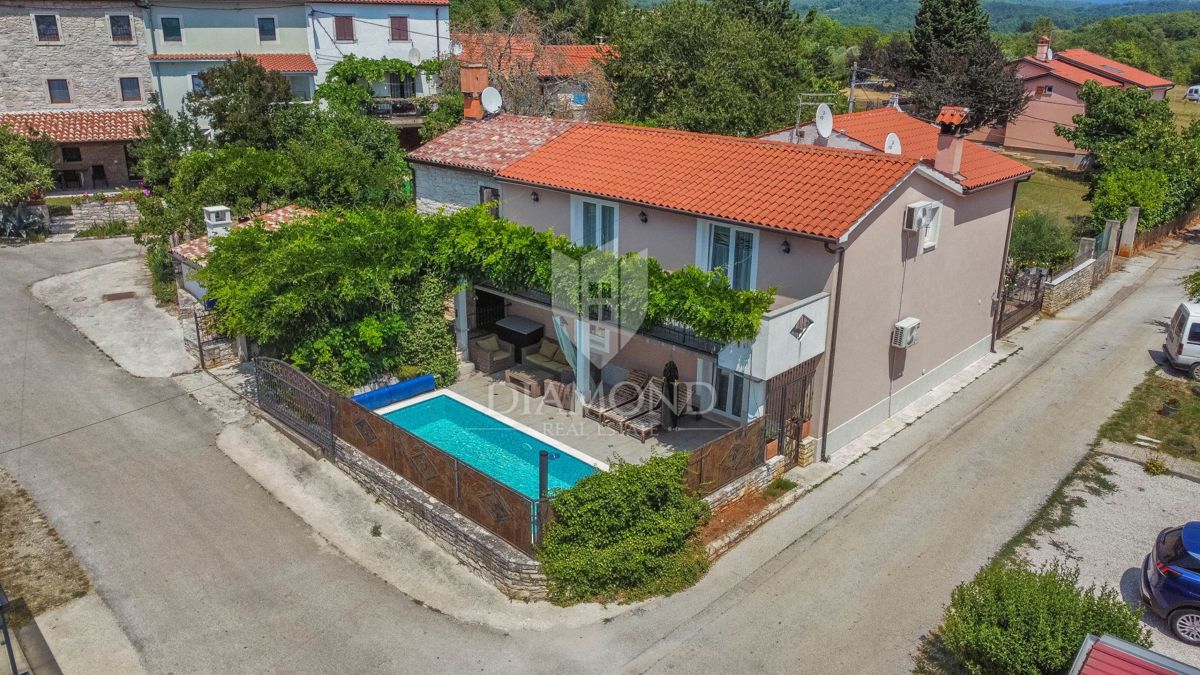 Buje, okolica, hiša z dvema stanovanjskima enotama in bazenom
