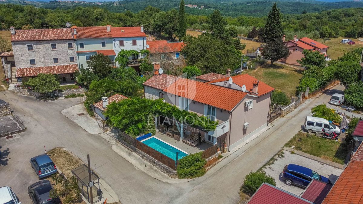 Buje, okolica, hiša z dvema stanovanjskima enotama in bazenom