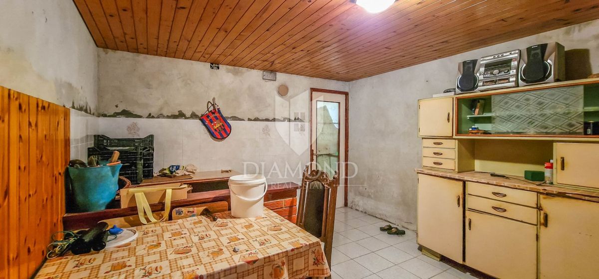 Novigrad, okolica, 2 kamniti hiši 251 m2 z velikim dvoriščem!