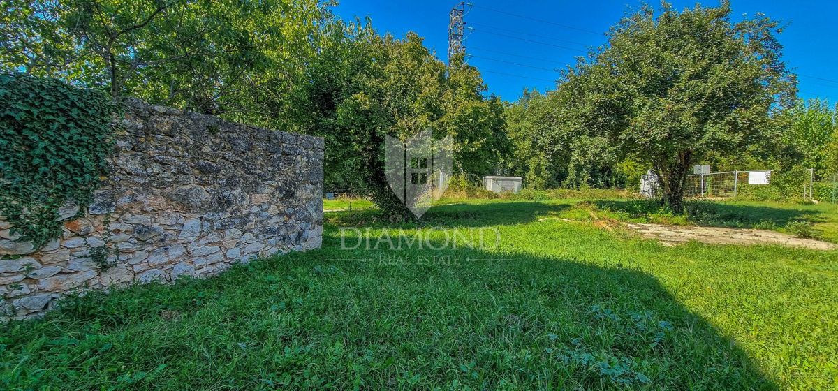 Novigrad, okolica, 2 kamniti hiši 251 m2 z velikim dvoriščem!