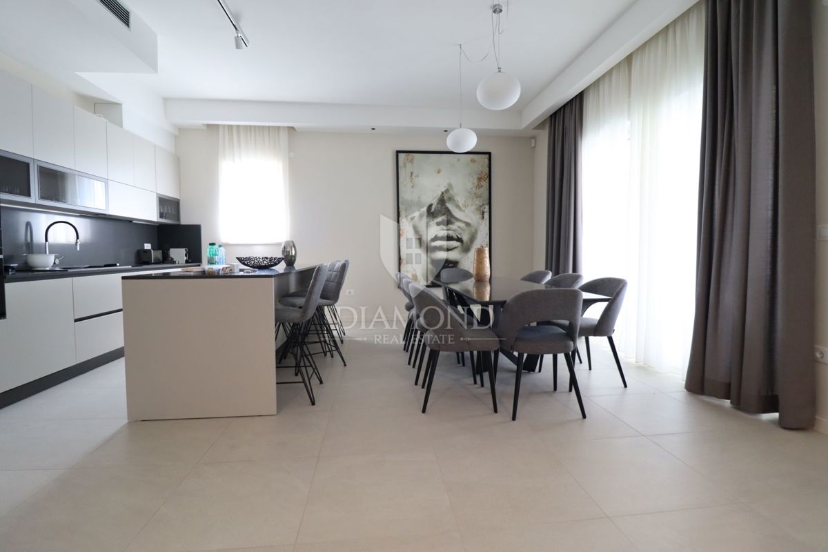 Poreč – okolica: Moderna vila z razgledom na morje