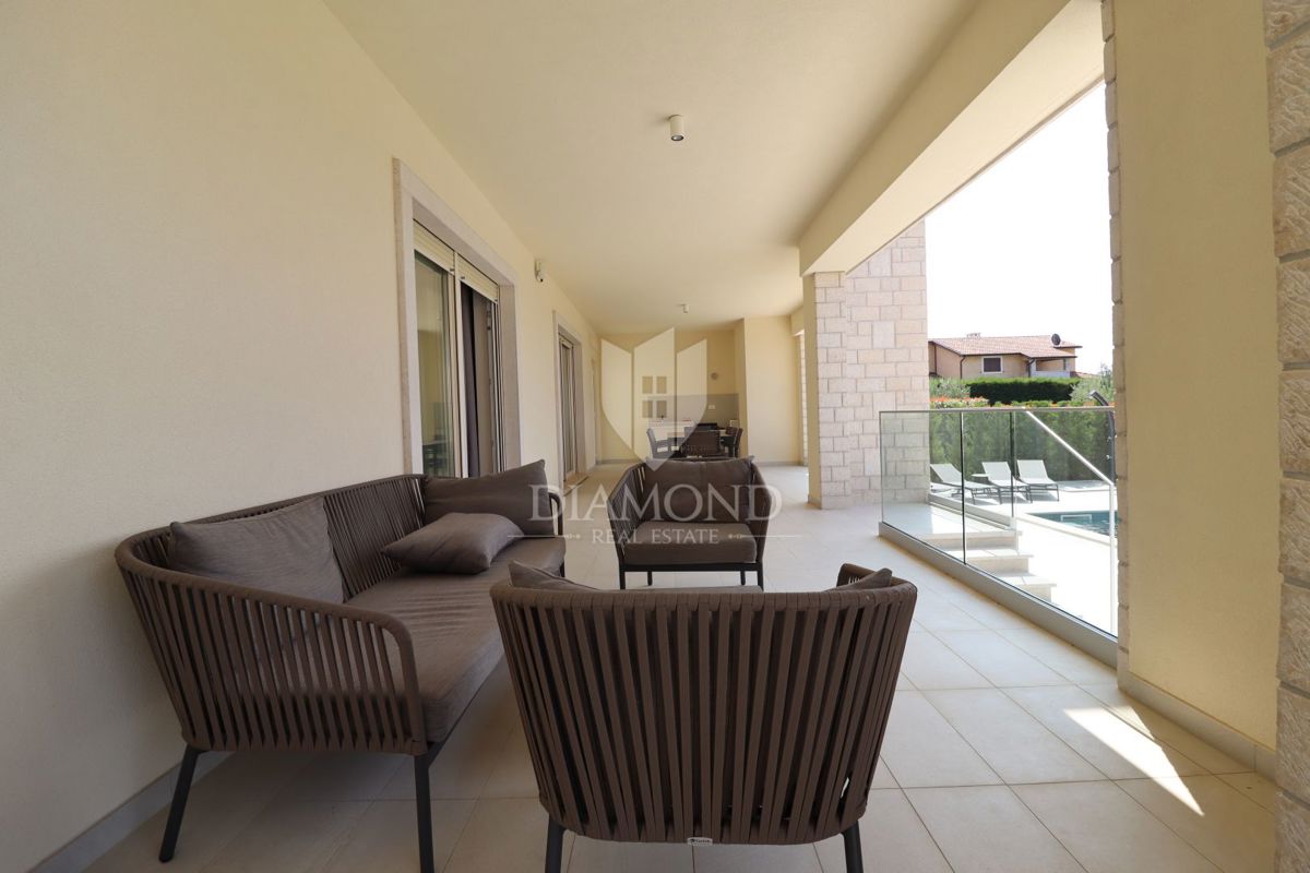 Poreč – okolica: Moderna vila z razgledom na morje