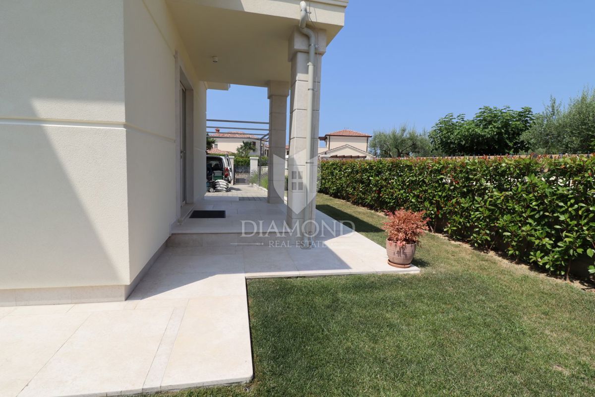 Poreč – okolica: Moderna vila z razgledom na morje