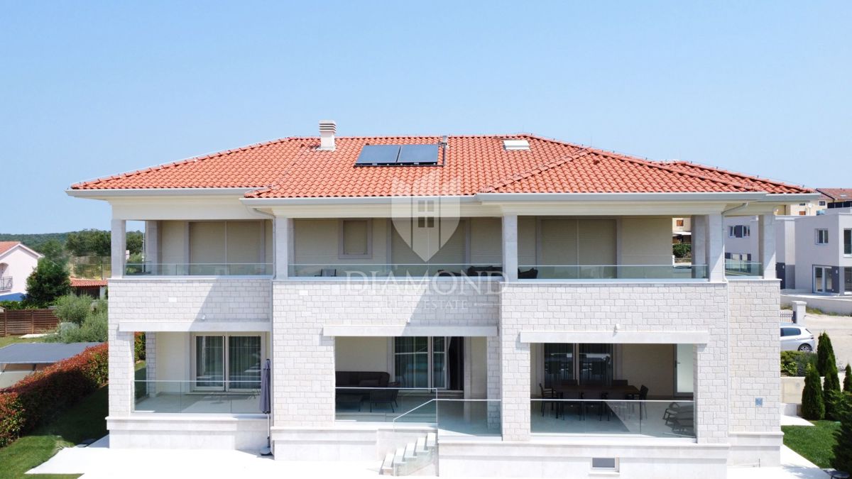 Poreč – okolica: Moderna vila z razgledom na morje