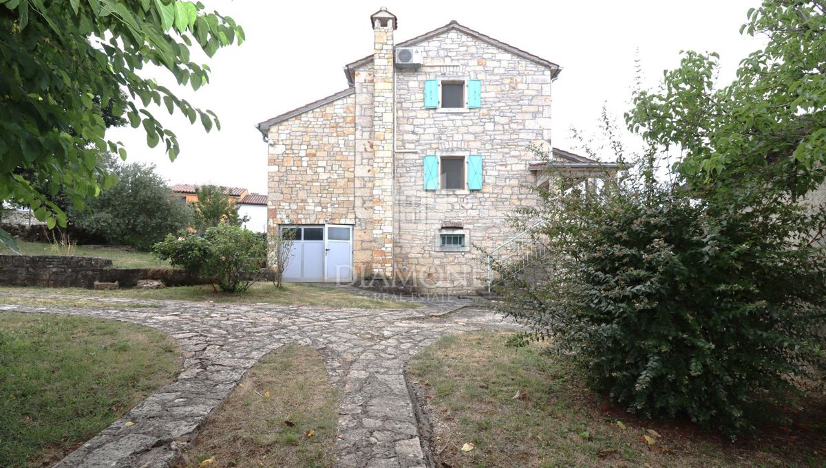   Poreč, okolica – Čudovita kamnita hiša s konobo