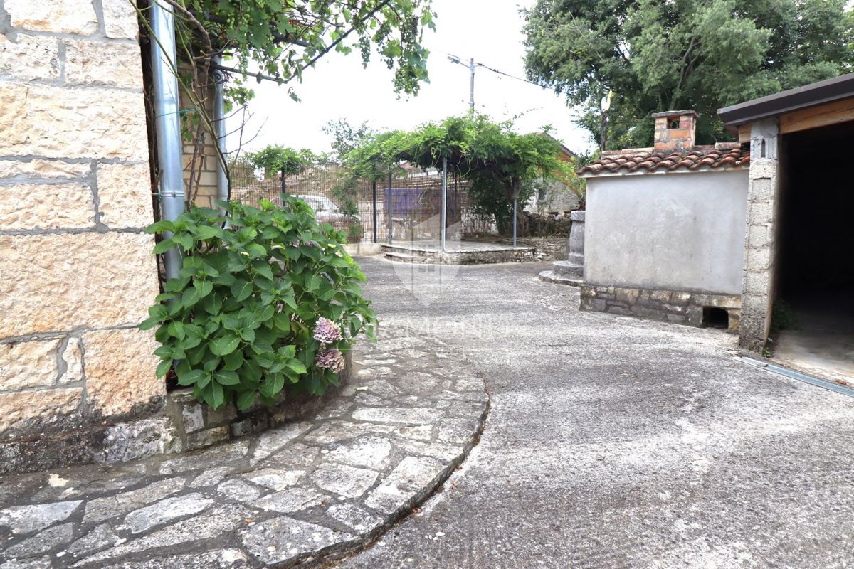   Poreč, okolica – Čudovita kamnita hiša s konobo