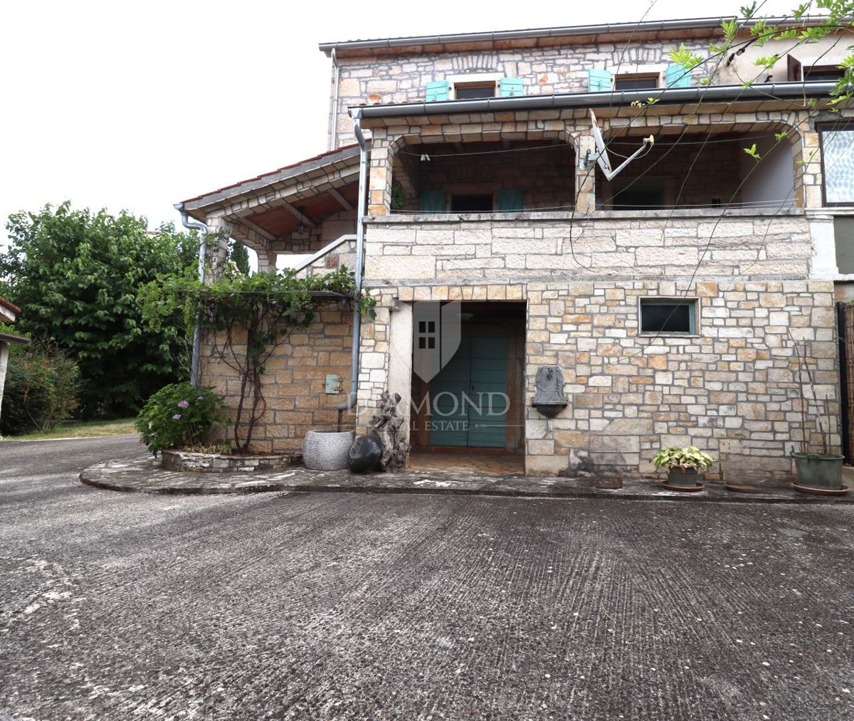   Poreč, okolica – Čudovita kamnita hiša s konobo