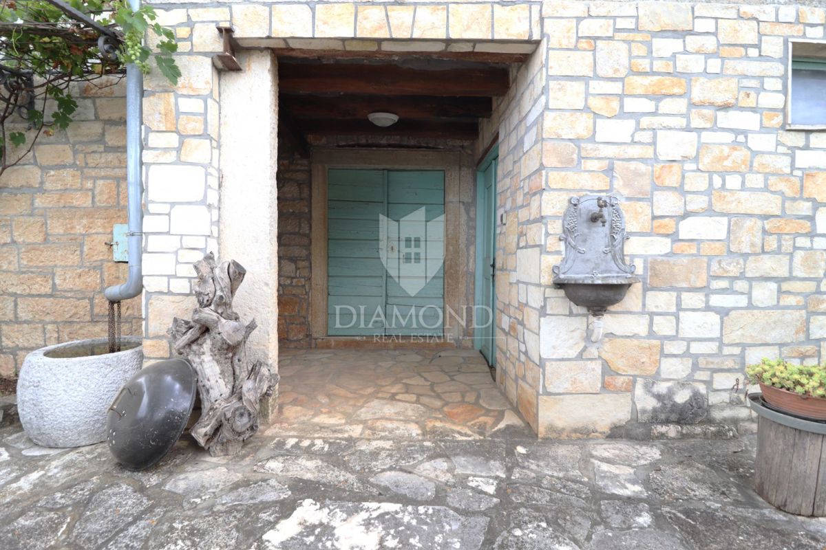   Poreč, okolica – Čudovita kamnita hiša s konobo