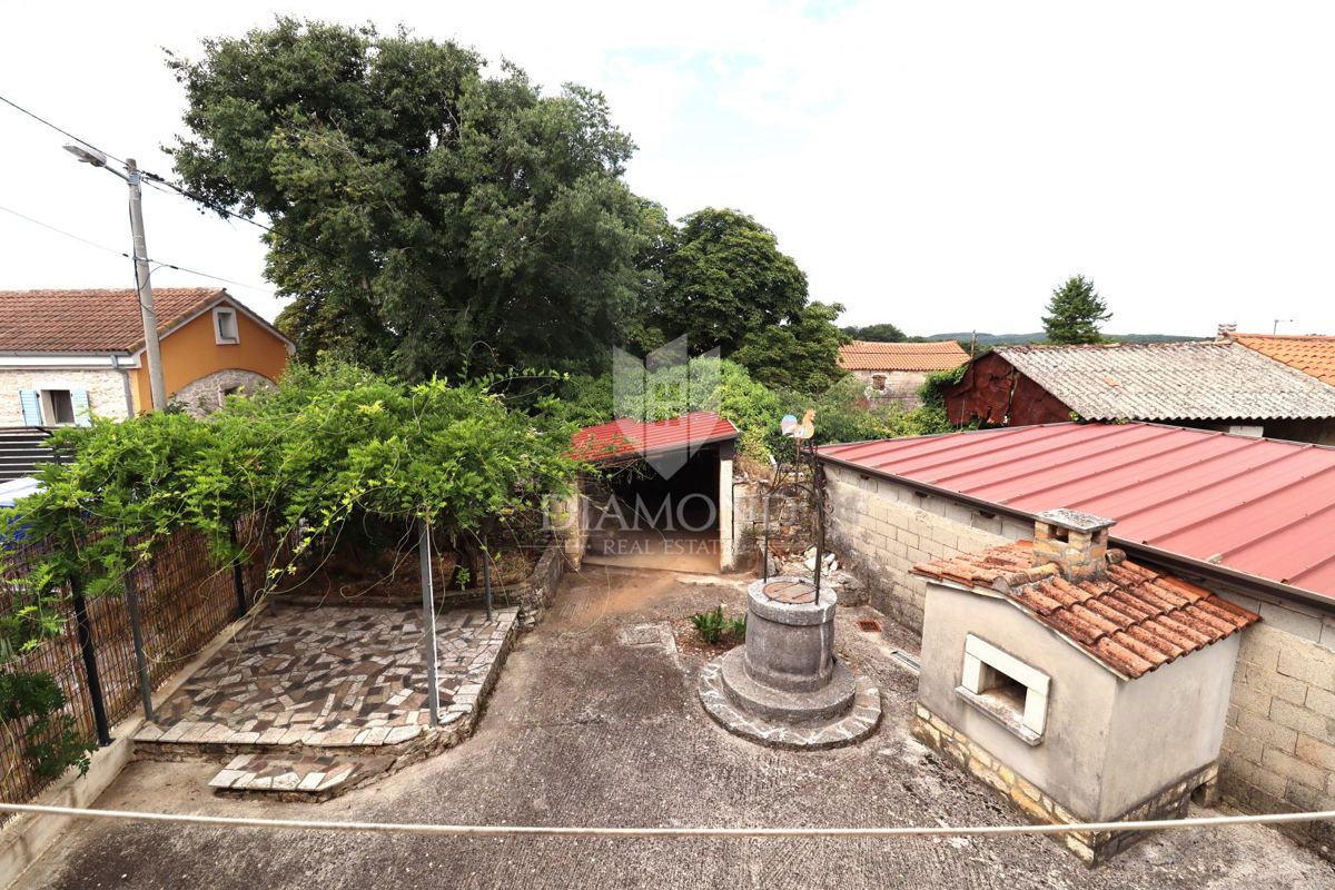   Poreč, okolica – Čudovita kamnita hiša s konobo