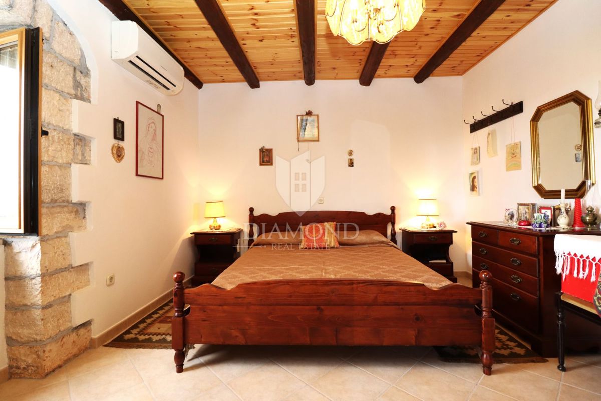   Poreč, okolica – Čudovita kamnita hiša s konobo