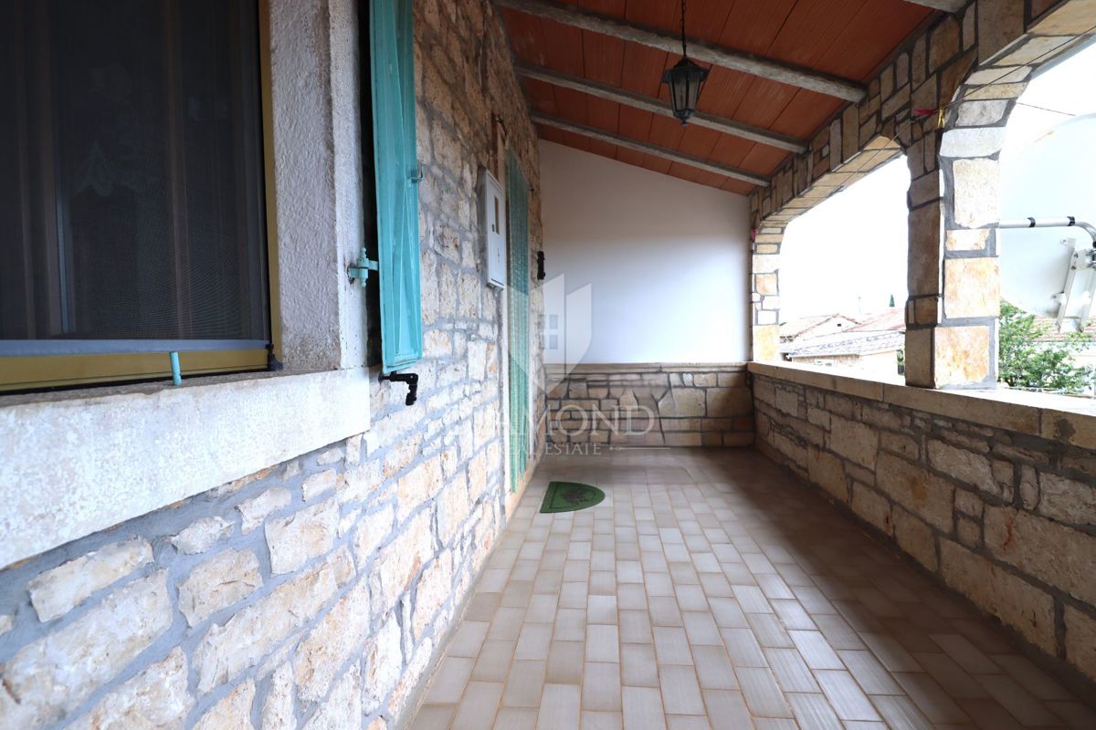   Poreč, okolica – Čudovita kamnita hiša s konobo