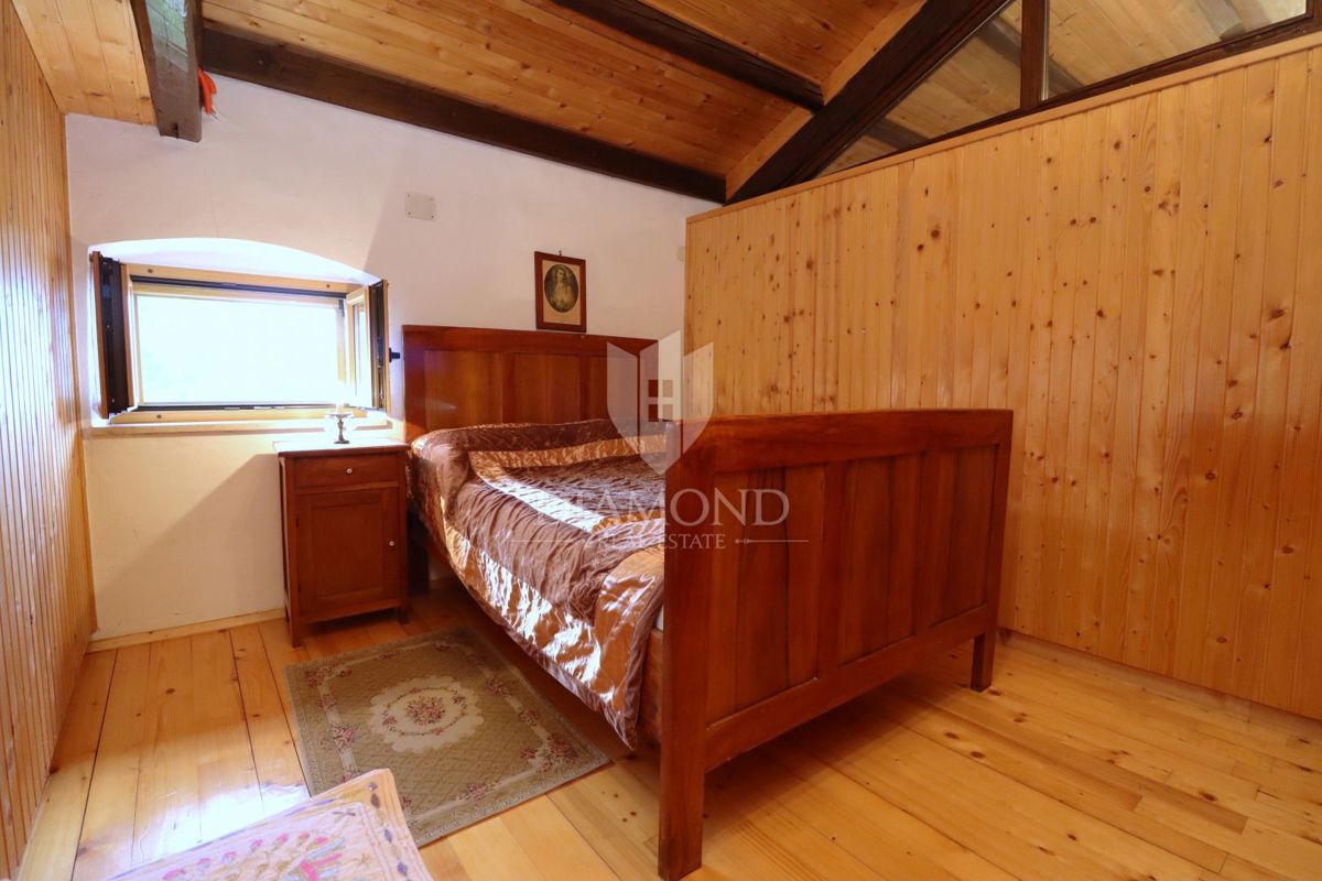   Poreč, okolica – Čudovita kamnita hiša s konobo