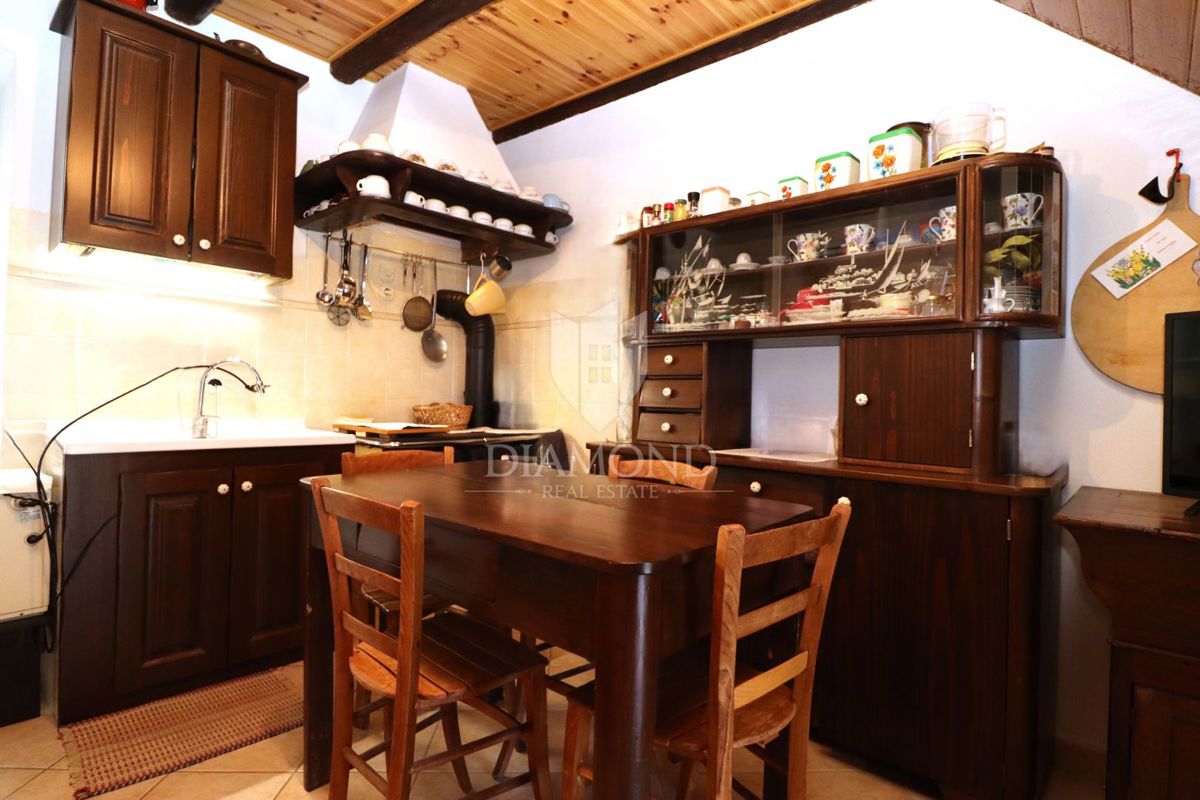   Poreč, okolica – Čudovita kamnita hiša s konobo