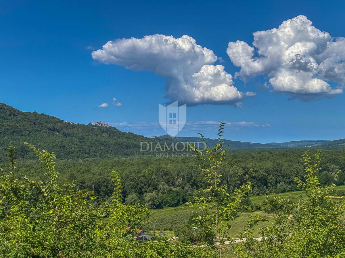 Motovun, okolica, izjemno gradbeno zemljišče z razgledom!