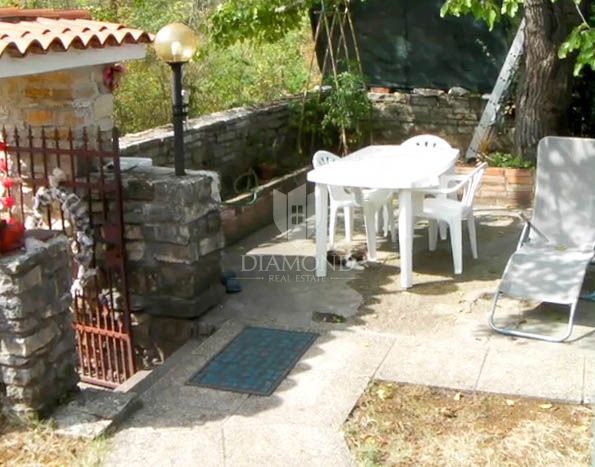 Istra, Grožnjan, Čudovita hiša s pogledom na Oprtalj!