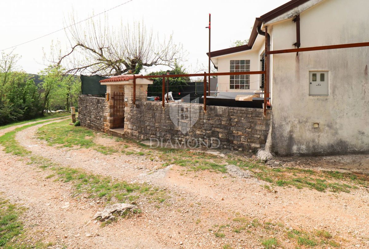 Istra, Grožnjan, Čudovita hiša s pogledom na Oprtalj!