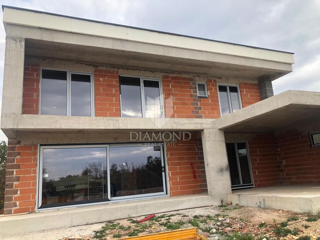 HIŠA V GRADBI, V BLIŽINI LABINA
