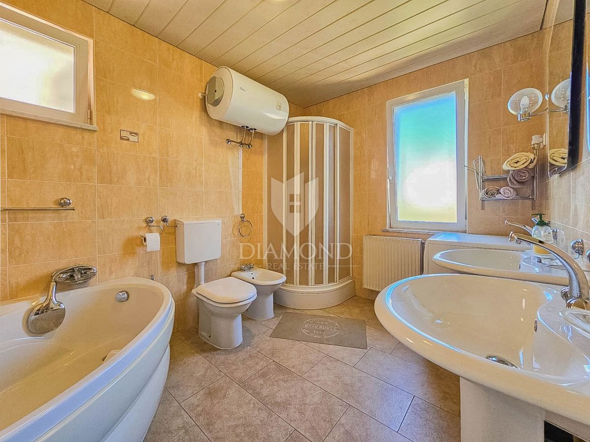 Umag, okolica! Hiša s 5 spalnicami!