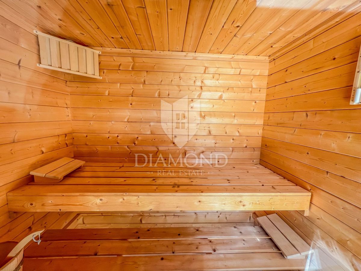 Okolica Oprtlja, dizajnerska kamnita hiša z bazenom