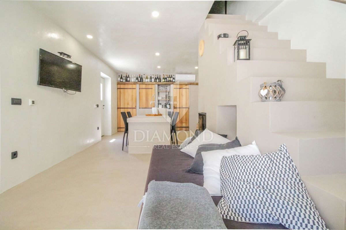 Okolica Oprtlja, dizajnerska kamnita hiša z bazenom