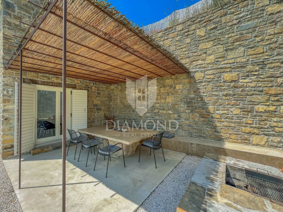 Okolica Oprtlja, dizajnerska kamnita hiša z bazenom