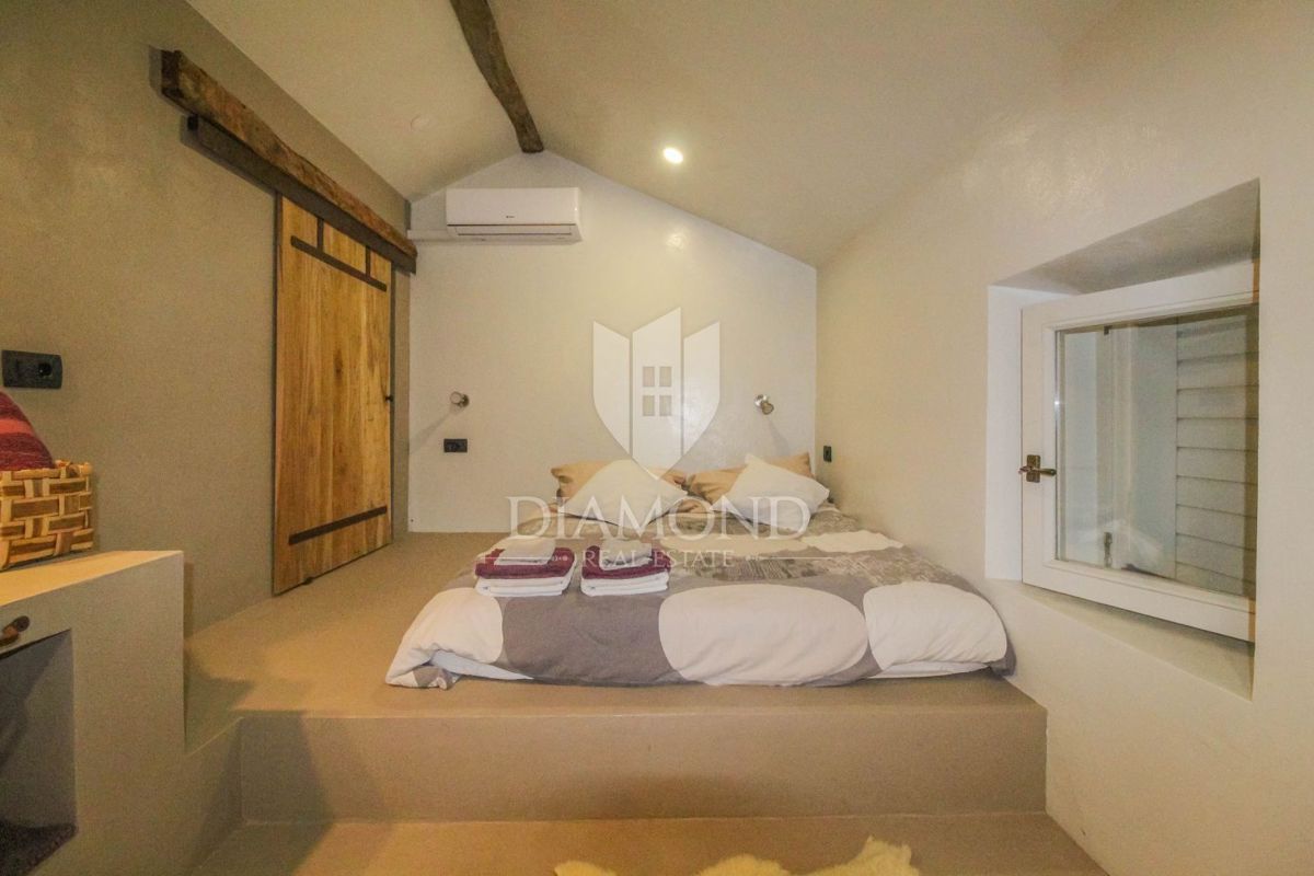 Okolica Oprtlja, dizajnerska kamnita hiša z bazenom