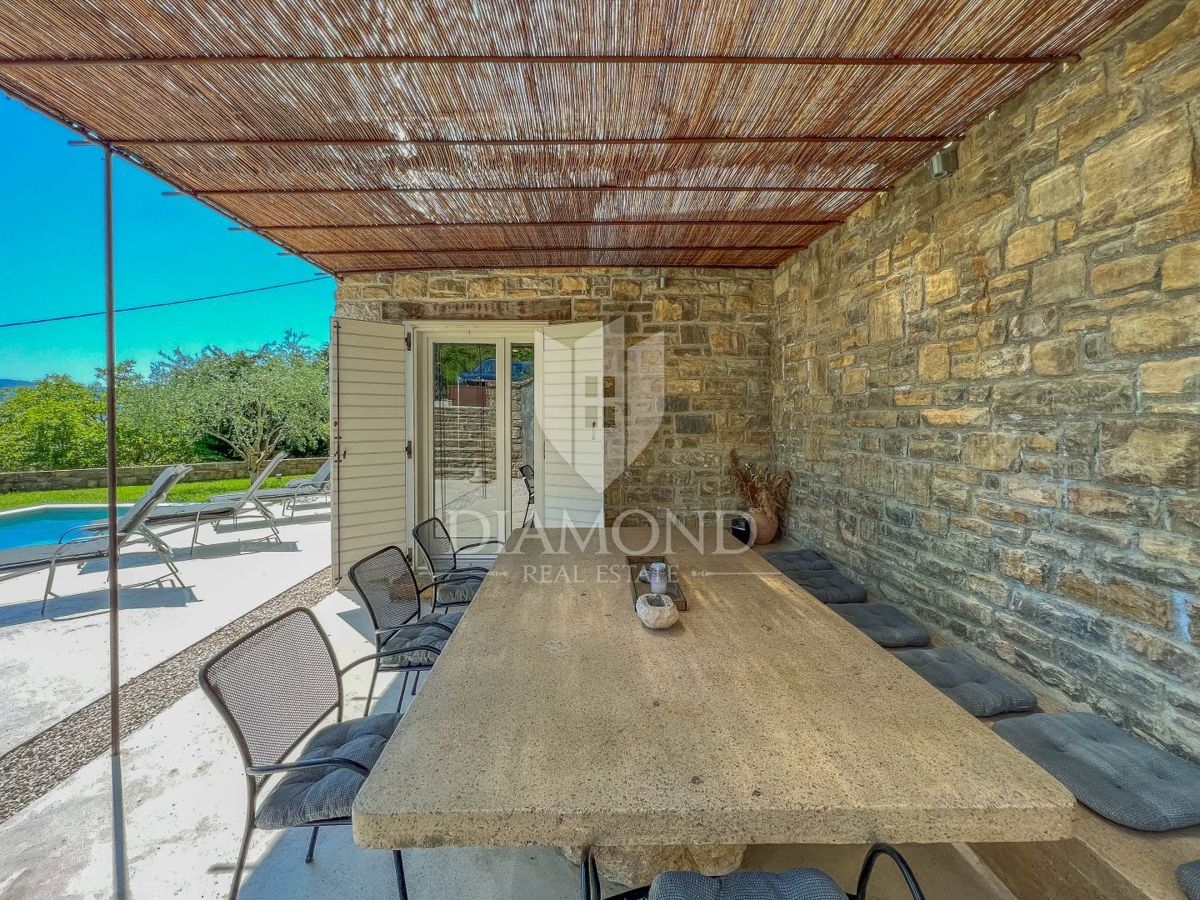 Okolica Oprtlja, dizajnerska kamnita hiša z bazenom