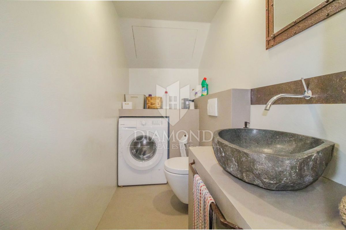 Okolica Oprtlja, dizajnerska kamnita hiša z bazenom