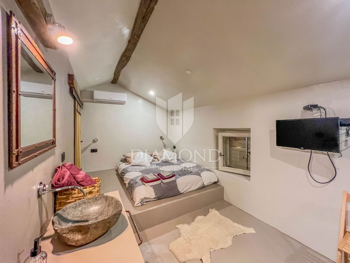 Okolica Oprtlja, dizajnerska kamnita hiša z bazenom