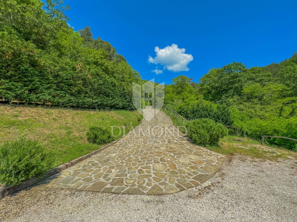 Okolica Oprtlja, dizajnerska kamnita hiša z bazenom