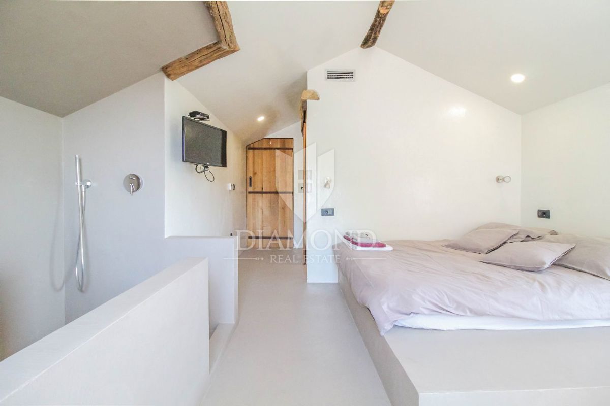 Okolica Oprtlja, dizajnerska kamnita hiša z bazenom