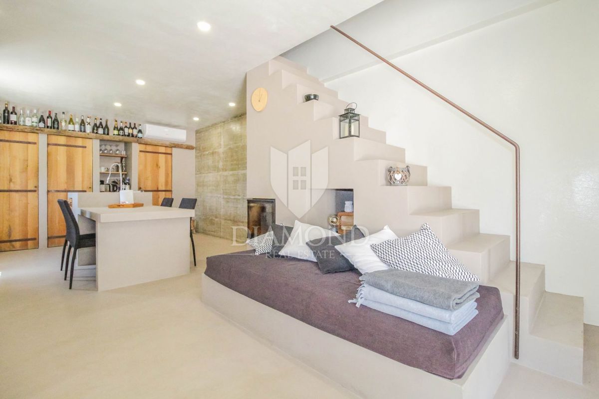 Okolica Oprtlja, dizajnerska kamnita hiša z bazenom