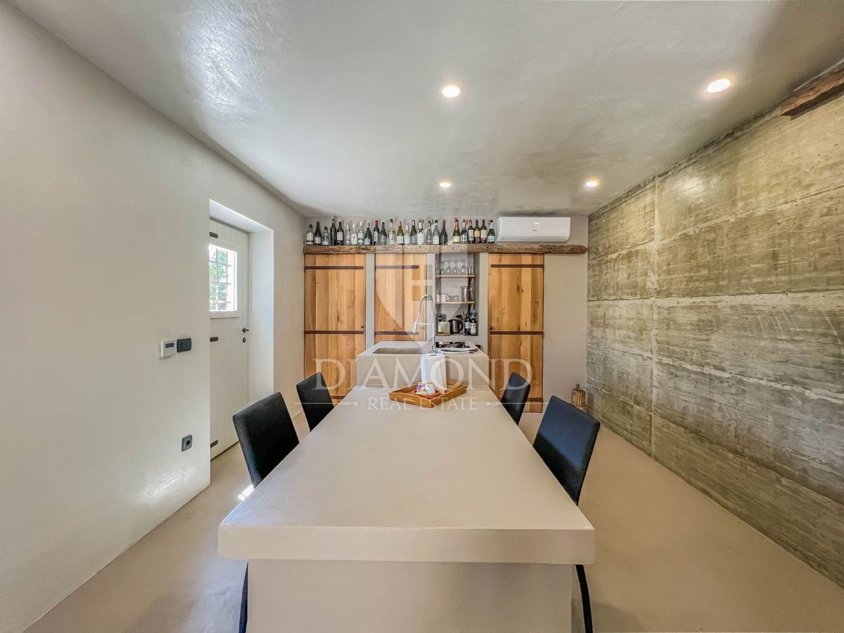 Okolica Oprtlja, dizajnerska kamnita hiša z bazenom