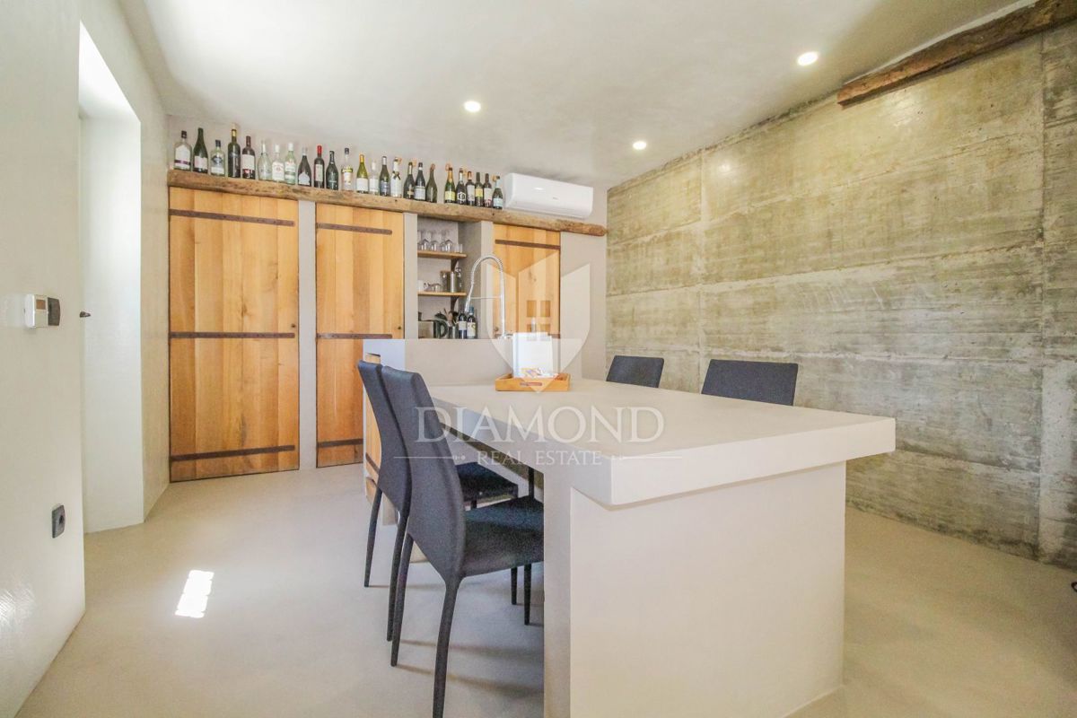 Okolica Oprtlja, dizajnerska kamnita hiša z bazenom