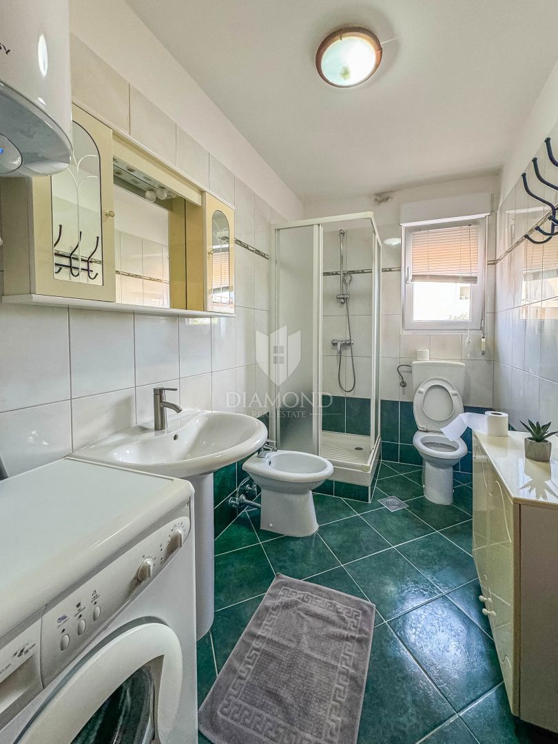 Novigrad, pritličje 71 m2, 300 m od morja