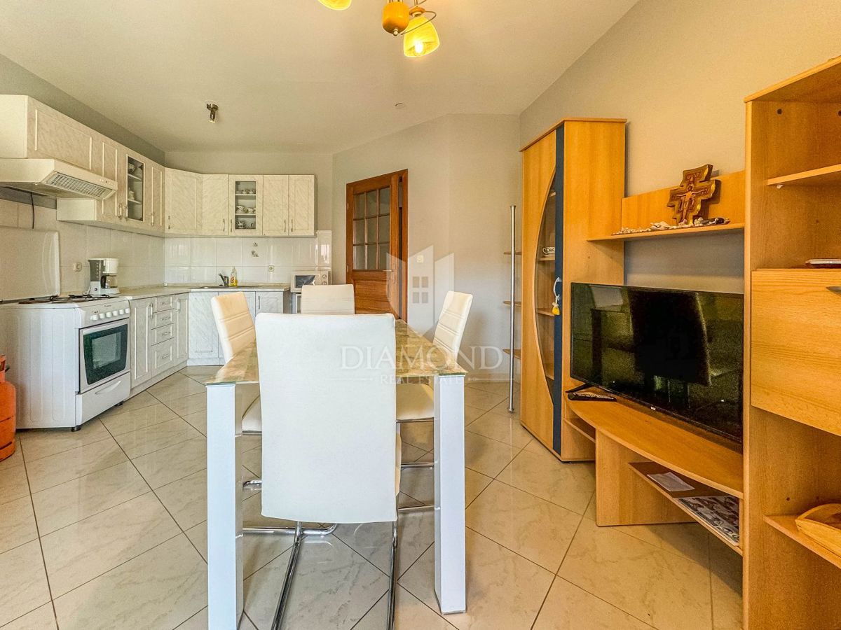 Novigrad, pritličje 71 m2, 300 m od morja