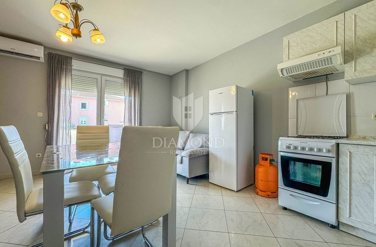 Novigrad, pritličje 71 m2, 300 m od morja